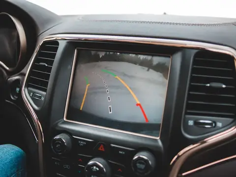 Dashboard screen showing the rear camera guide lines